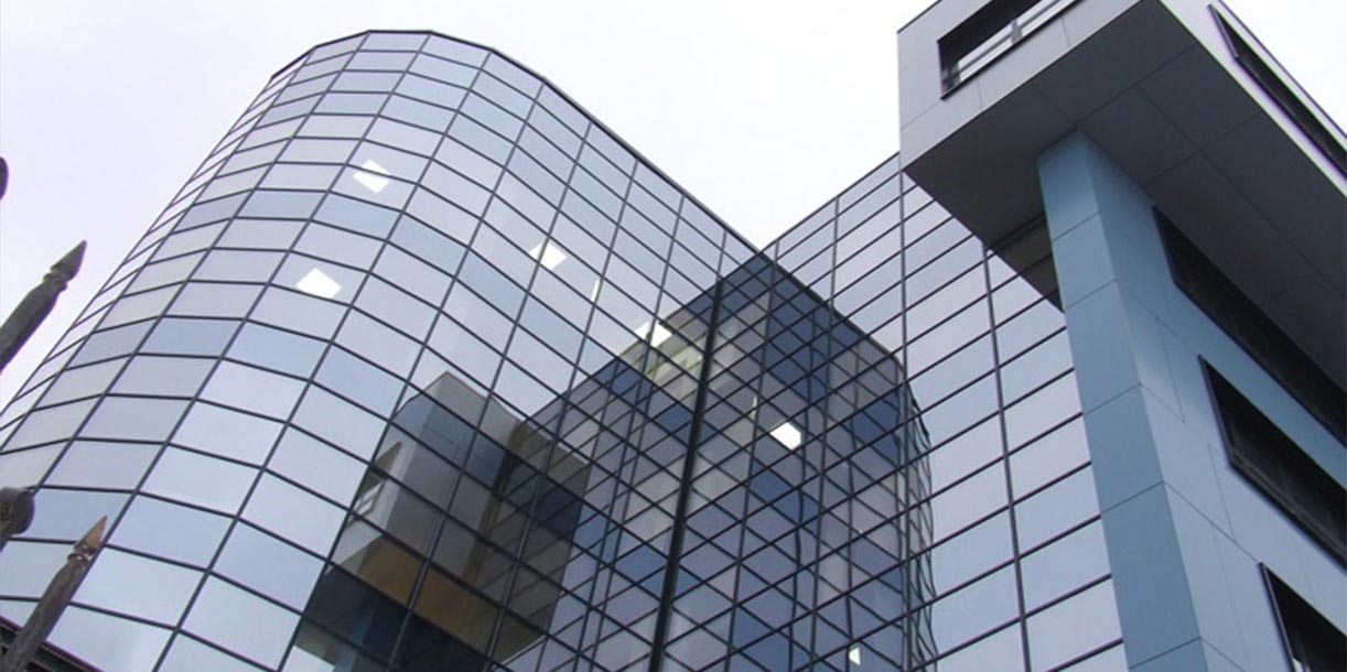 Стъклена фасада